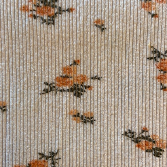 Rose 🌹printed thermal shirt from Fall Mystery Box - Picture 4 of 7